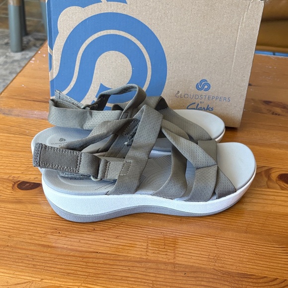 Clarks Women's cloud steppers Sandals in Gray - Picture 5 of 16